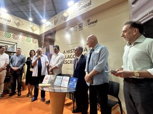 Homenagem a Douglas Apratto marca abertura da Bienal do Livro 2025 no estande da Eduneal