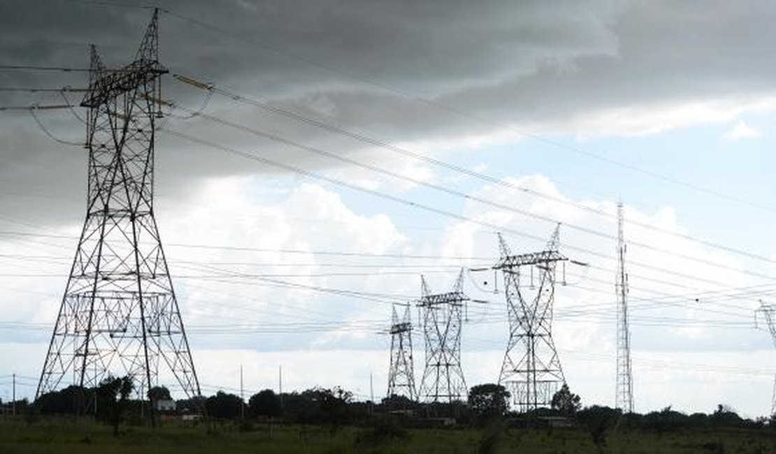 Algumas Residências Recebem Três Fios Da Rede De Energia Elétrica