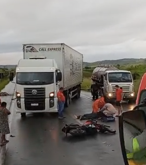[Vídeo] Grave colisão de motocicleta com cavalo deixa homem ferido entre Branquinha e Murici