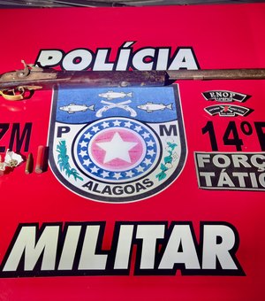 Polícia apreende espingarda e drogas de suspeito em Joaquim Gomes