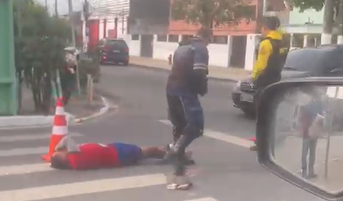 Colisão entre motos deixa dois feridos na Avenida Afrânio Lages, em Maceió