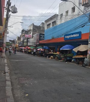 População reclama da falta de mobilidade em calçada no Centro de Maceió 