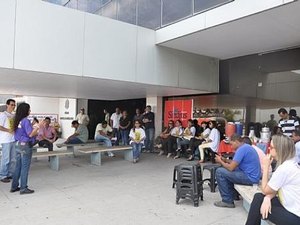 Servidores do Judiciário se reúnem em assembleia para decidir greve geral