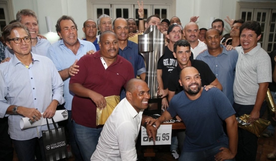 Botafoguenses lotam sede para celebrar 20 anos do título de 95