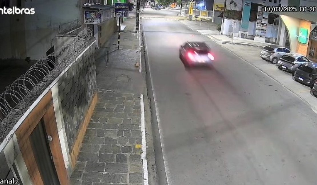 [Vídeo] Câmeras flagram momento em que carro passa em alta velocidade e bate em moto, em Maceió