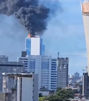 Incêndio atinge cobertura de prédio empresarial no Pina, Zona Sul do Recife