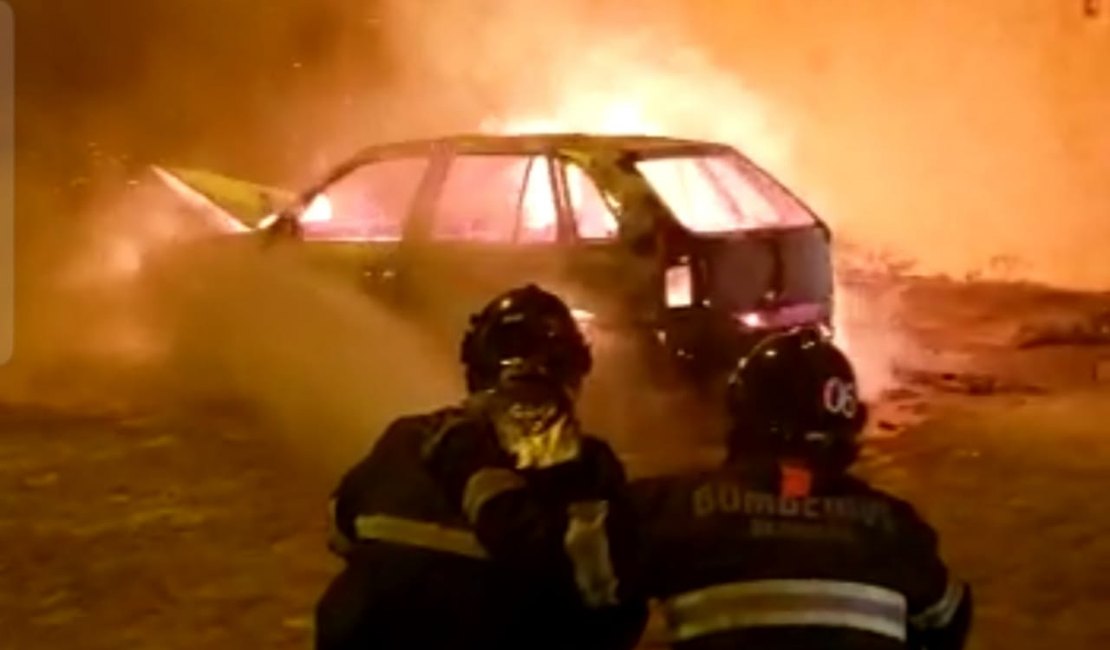 Carro pega fogo e bombeiros controlam chamas no bairro Pinheiro