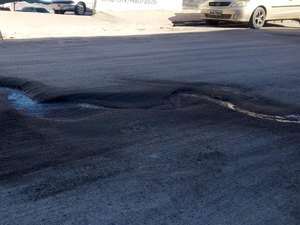 Cratera volta após 26 dias de conserto de vazamento e Casal diz que tem esperar para realizar o reparo em Arapiraca