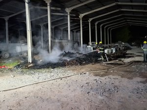 Galpão comercial pega fogo no Centro de Distribuições em Murici