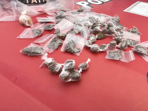 Jovem é flagrado escondendo drogas embaixo de mesa e acaba preso na Pajuçara