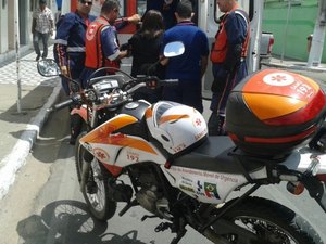 Mulher é atropelada por moto quando tentava atravessar rua em Arapiraca