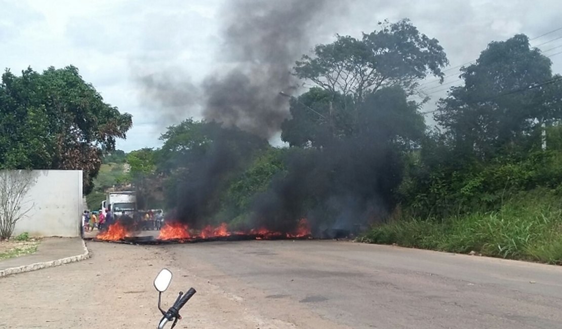 População bloqueia novamente trecho de rodovia estadual no Agreste