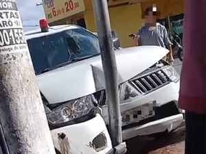 [Vídeo] Viatura avança sinal, provoca acidente e destrói carro de aplicativo no Centro