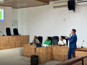Reajuste salarial para servidores da Rede Municipal de Educação de Penedo é apresentado na Câmara