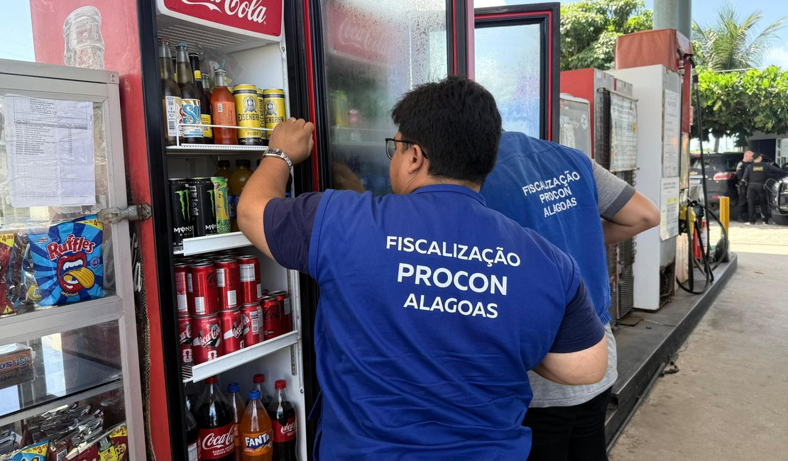 Procon-AL autua postos de combustíveis e apreende produtos vencidos