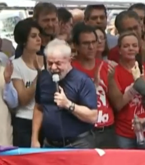 Lula afirma que irá se entregar