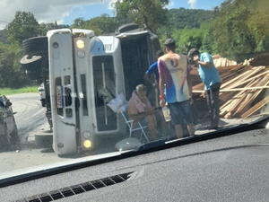 Idoso fica ferido após carreta tombar na Ladeira do Catolé, em Satuba