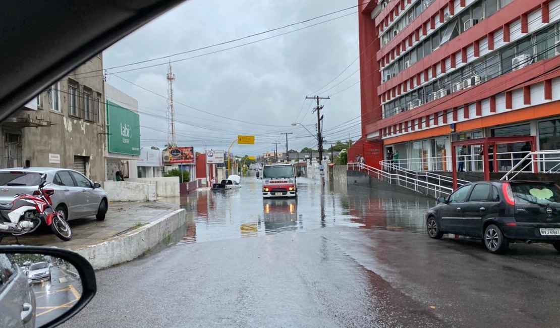 Caminhonete fica ilhada durante enchente na Rua Miguel Palmeira, em Maceió