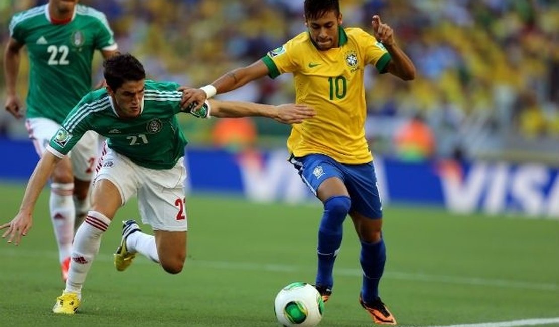 Brasil enfrenta o México com ajuda da torcida que quebrou o protocolo da Fifa