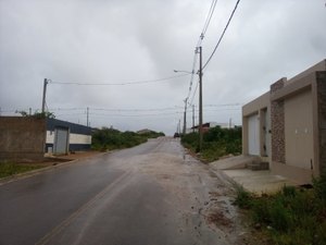 [Vídeo] Moradores de residencial em Arapiraca cobram coleta de lixo regular e rondas da PM no local
