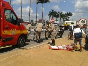 Casal cai de moto e mulher fica ferida na Avenida José Alexandre