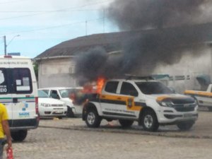[Vídeo] Homem ateia fogo em carro da SMTT por vingança 