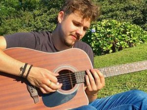 Sertanejo de 22 anos morre em acidente com carreta