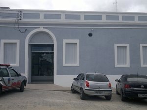 Mulher é presa tentando sacar PIS com documentos falsos em agência bancária de Alagoas 