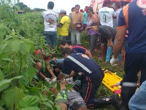 Na contramão, motorista atropela três motociclistas e foge do local