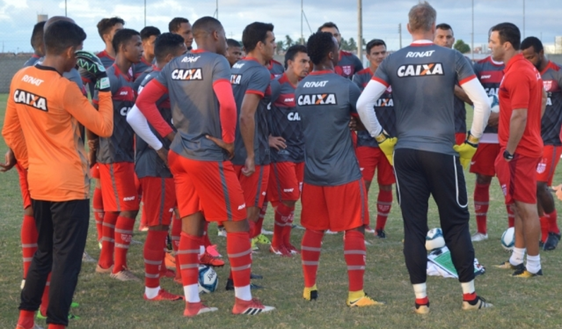 CRB divulga lista com 22 jogadores relacionados para partida contra o Vila Nova