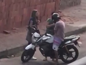 Homem em moto arranca aliança do dedo de mulher com a boca durante assalto 