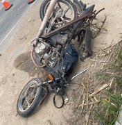 [Vídeo] Colisão entre caçamba e ciclomotor deixa homem ferido em São Luís do Quitunde
