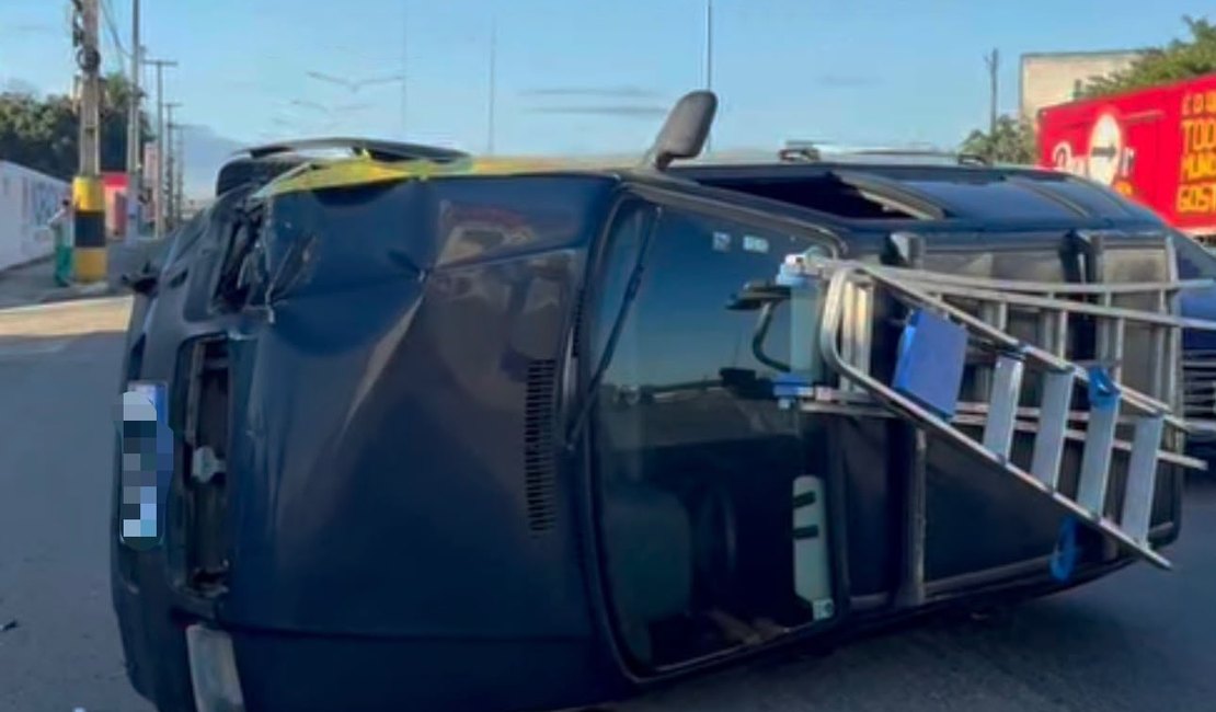 Colisão entre dois carros termina em capotamento na AL-110, em Arapiraca