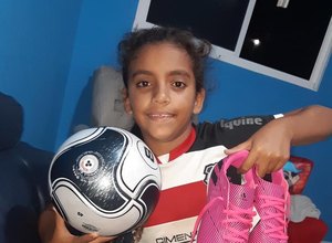 Após viralizar com desabafo sobre bullying por jogar futebol, garota de 10 anos comove Corinthians e Marta