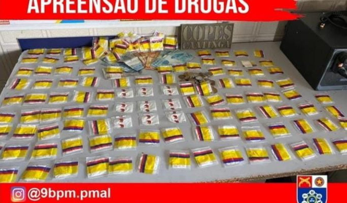 Polícia apreende 130 papelotes de cocaína e prende suspeitos de tráfico, em Delmiro Gouveia