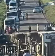 ﻿﻿Acidente na AL-220 deixa duas pessoas gravemente feridas em Olho D’Água do Casado, Sertão de AL