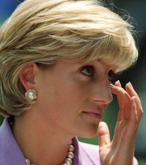 BBC pede desculpas por entrevista com Diana obtida por meio de mentiras