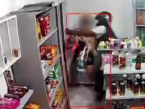 [Vídeo] Assaltante invade mercearia e rouba celular de mulher, em Maceió