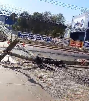 carro derruba postes e deixa fios de alta tensão no meio da rua na Ladeira da Sococo em Maceió