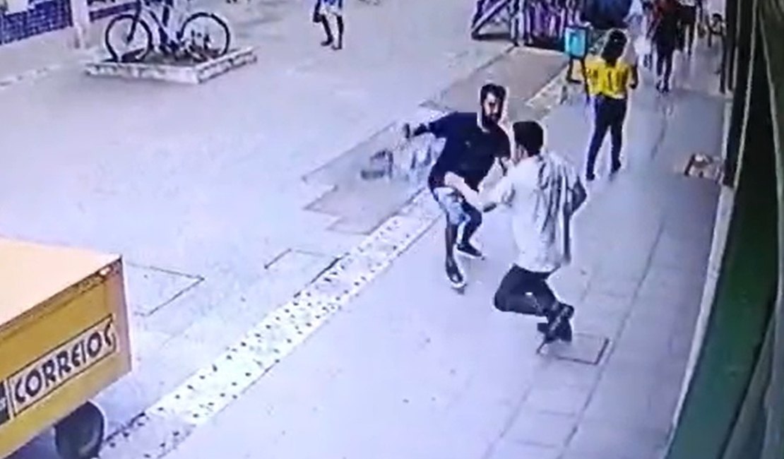 Vídeo mostra momento em que homem é esfaqueado no Centro de Maceió