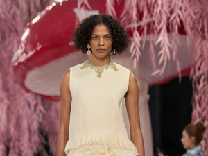 Modelo alagoana brilha na passarela da Chanel e faz história na alta-costura em Paris