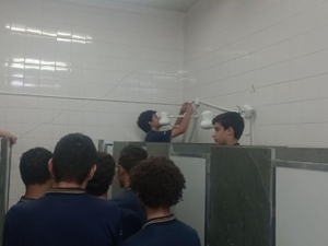 Alunos do Ensino Médio viralizam ao ter aula de troca de chuveiro