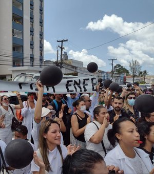 Profissionais de enfermagem vão as ruas de Maceió em protesto contra a suspensão do piso salarial
