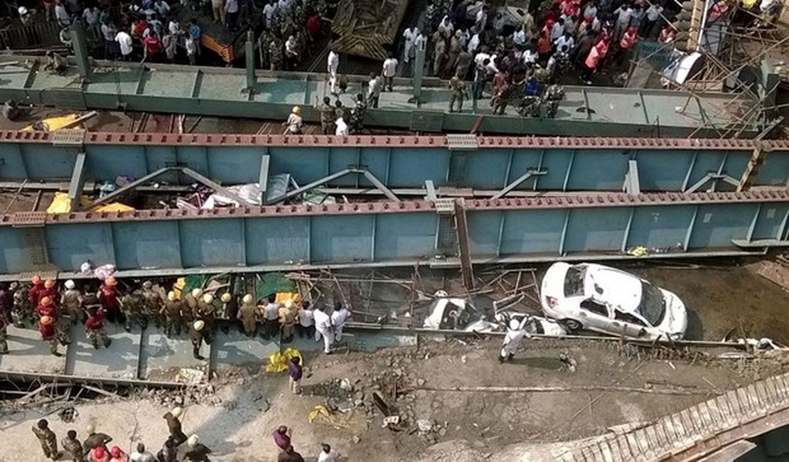 Desabamento de ponte deixa mortos e centena de soterrados na Índia