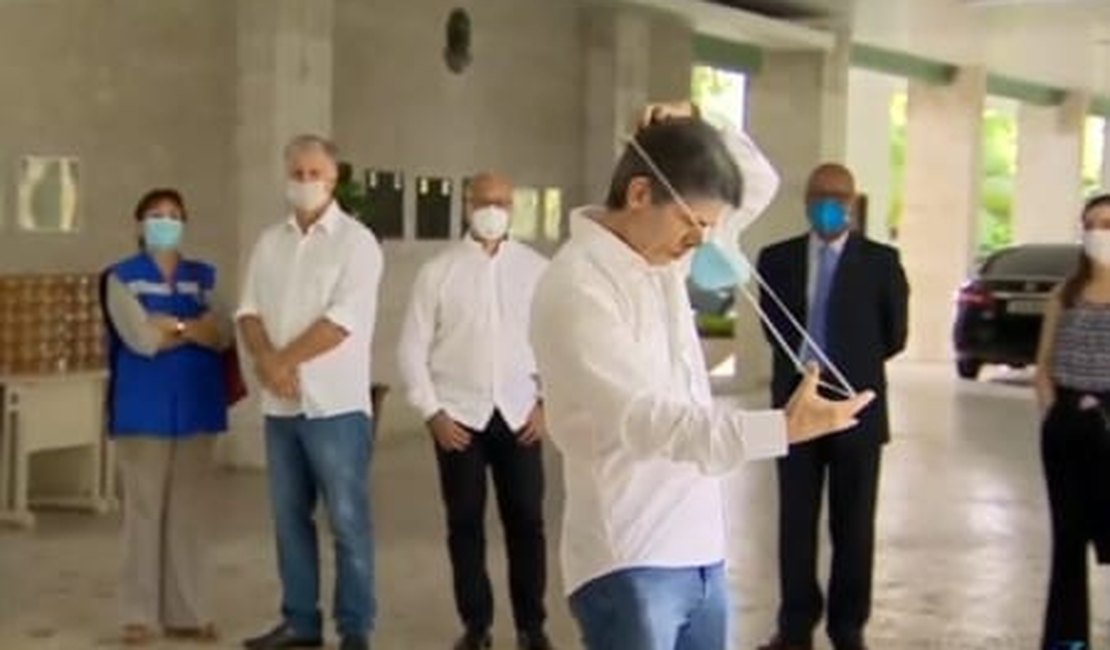 Ministro da Saúde se atrapalha com máscara e vídeo viraliza na web