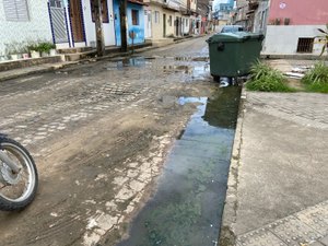 Esgoto a céu aberto incomoda moradores do Centro de Maragogi