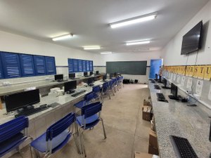 Educação entrega mais 60 novos computadores às escolas da rede municipal de ensino