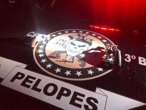 Polícia prende dois suspeitos  e apreende revólveres e munição dentro de veículo