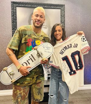 Neymar e Rayssa Leal se encontram e trocam presentes em Paris