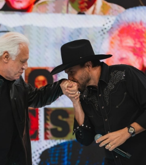 Mano Walter se emociona ao cantar tema de 'O Rei do Gado' diante de Antônio Fagundes